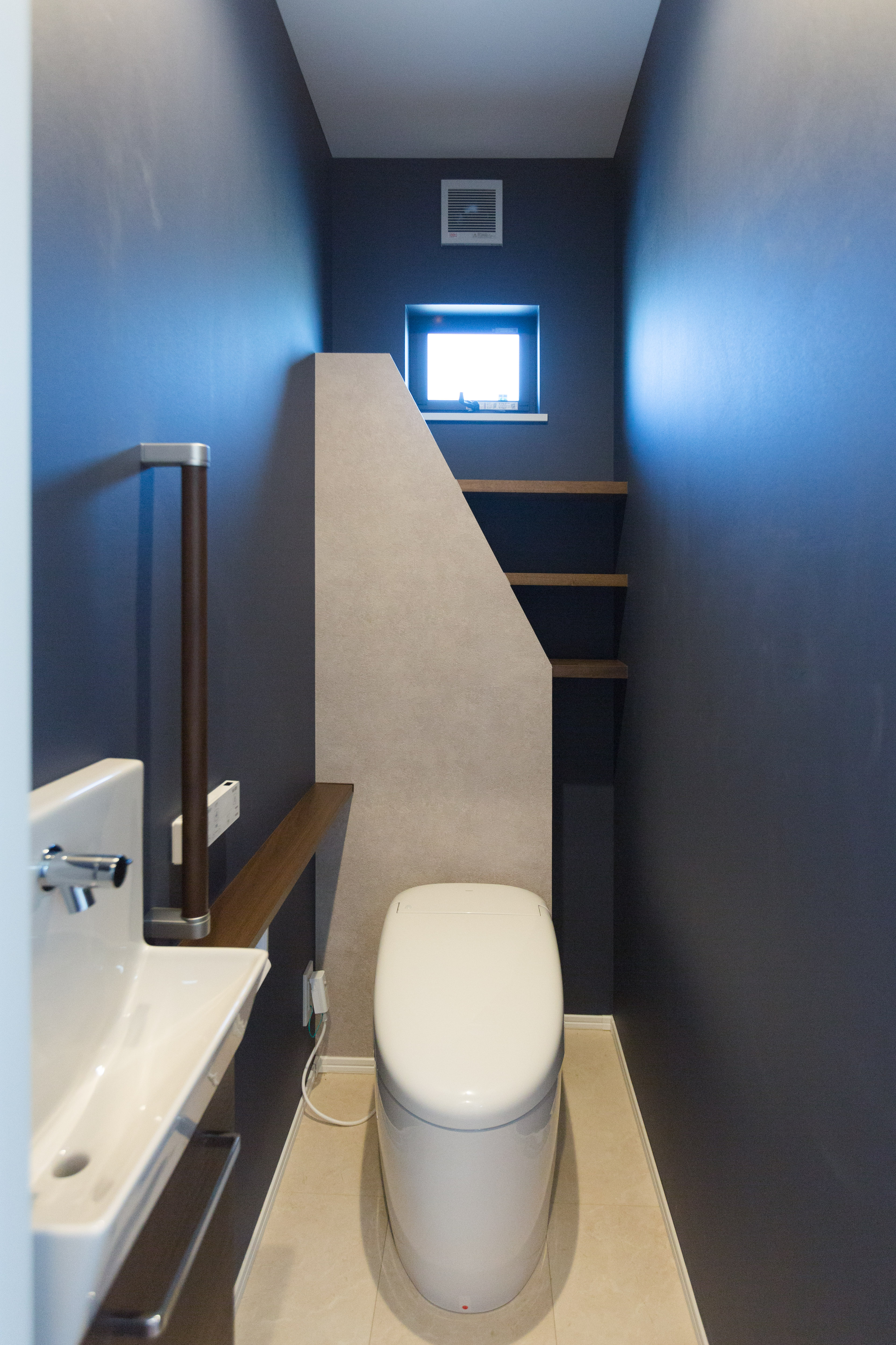 タンクレストイレはひとふきでお掃除できる柔らかなアールを描くデザイン。