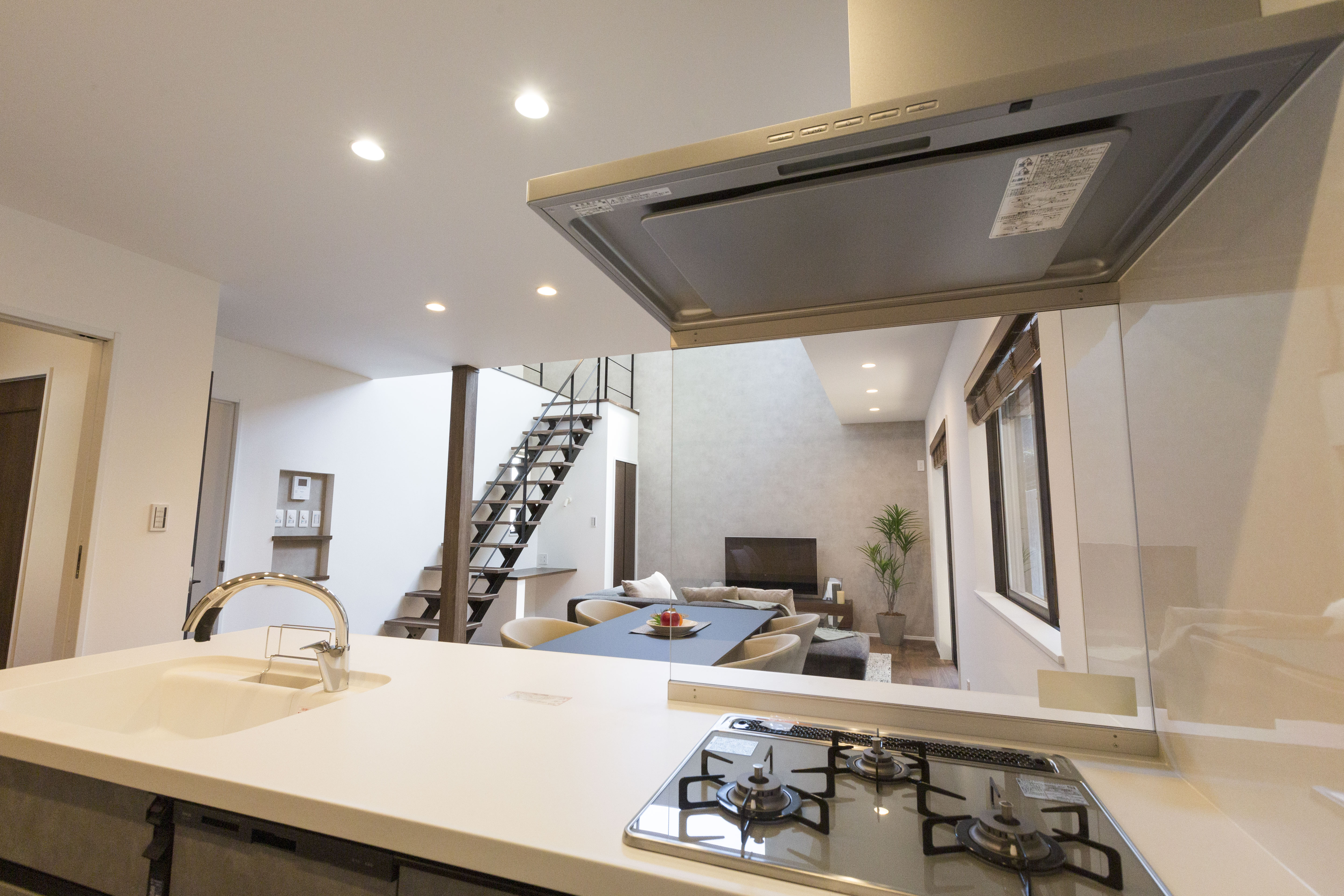 《ハンズフリー水栓、食洗機（深型）、キッチンコンセント》オープンで開放感のある空間にすることができるペニンシュラ型キッチン。住まいと暮らしに フィットするデザイン性。